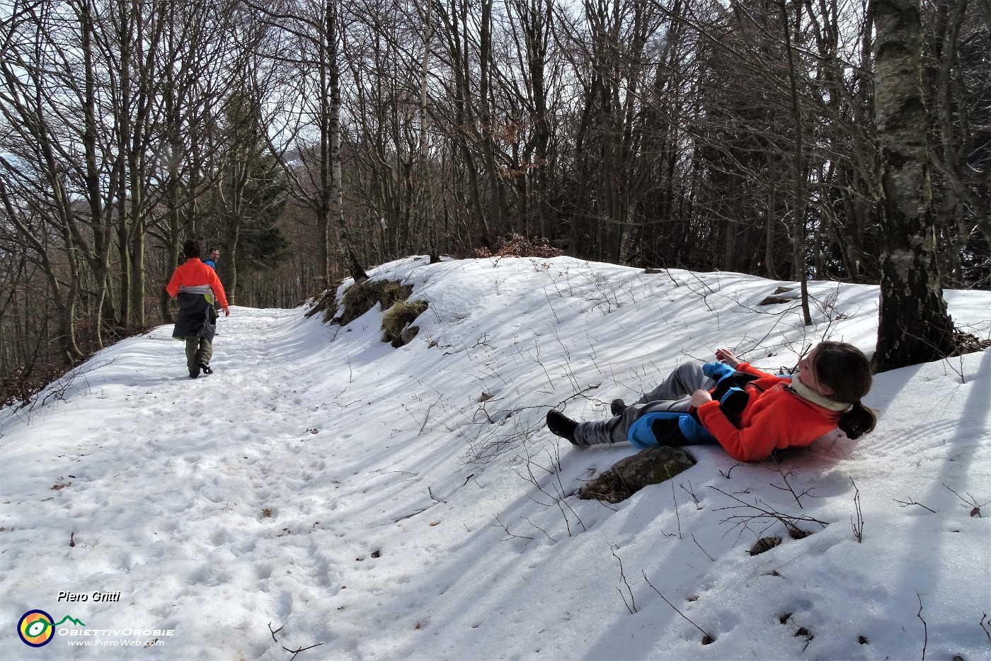 39 Matteo si diverte sulla neve.JPG